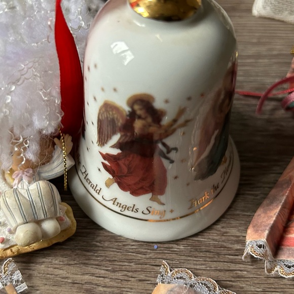 Angels and scroll holiday decor - Picture 9 of 17
